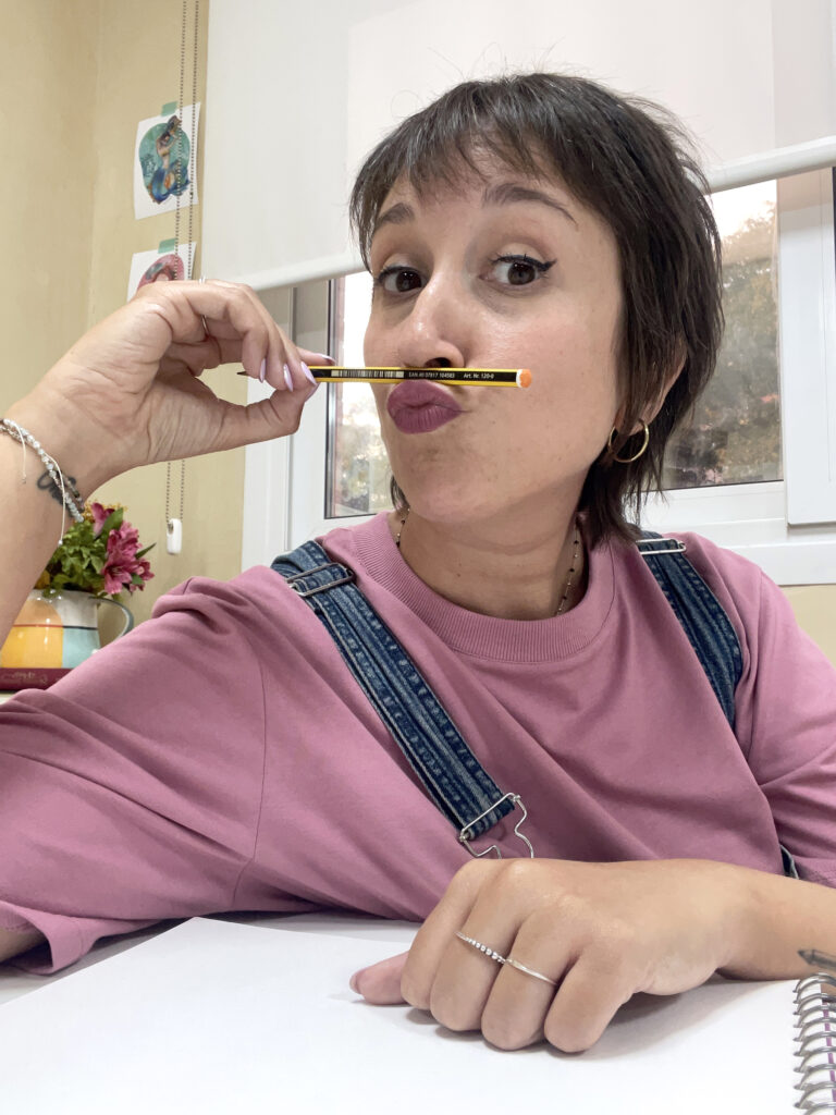 Ana Toribio en su estudio, con un lápiz en la mano