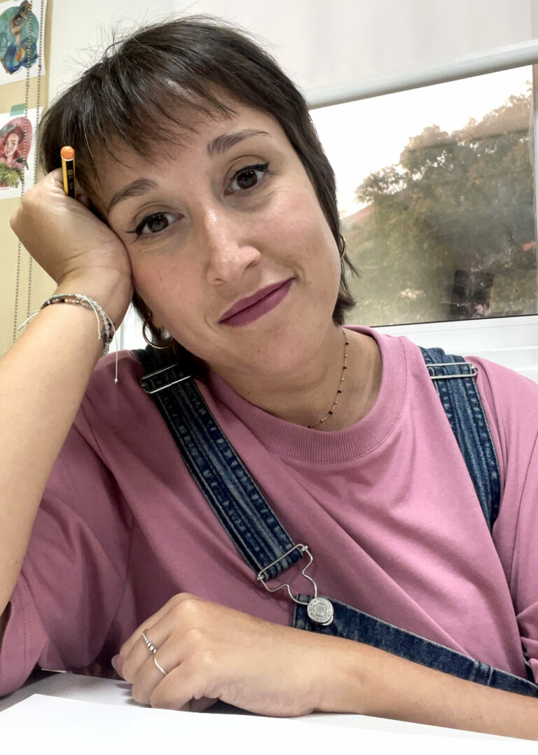 Ana Toribio, ilustradora y profesora de arte, en su estudio