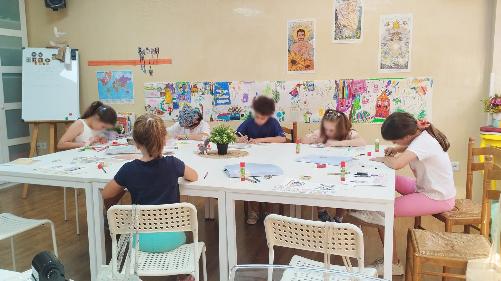 Grupo de niños dibujando en una clase de arte del estudio de Ana Toribio en Sevilla Este