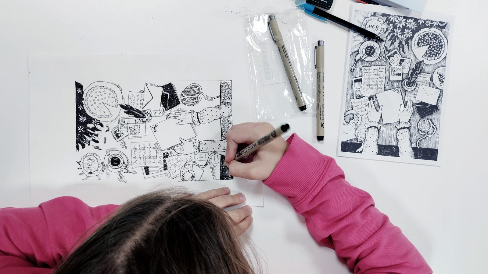 Alumna dibujando una ilustración a tinta en una clase de dibujo y pintura del estudio de Ana Toribio en Sevilla Este