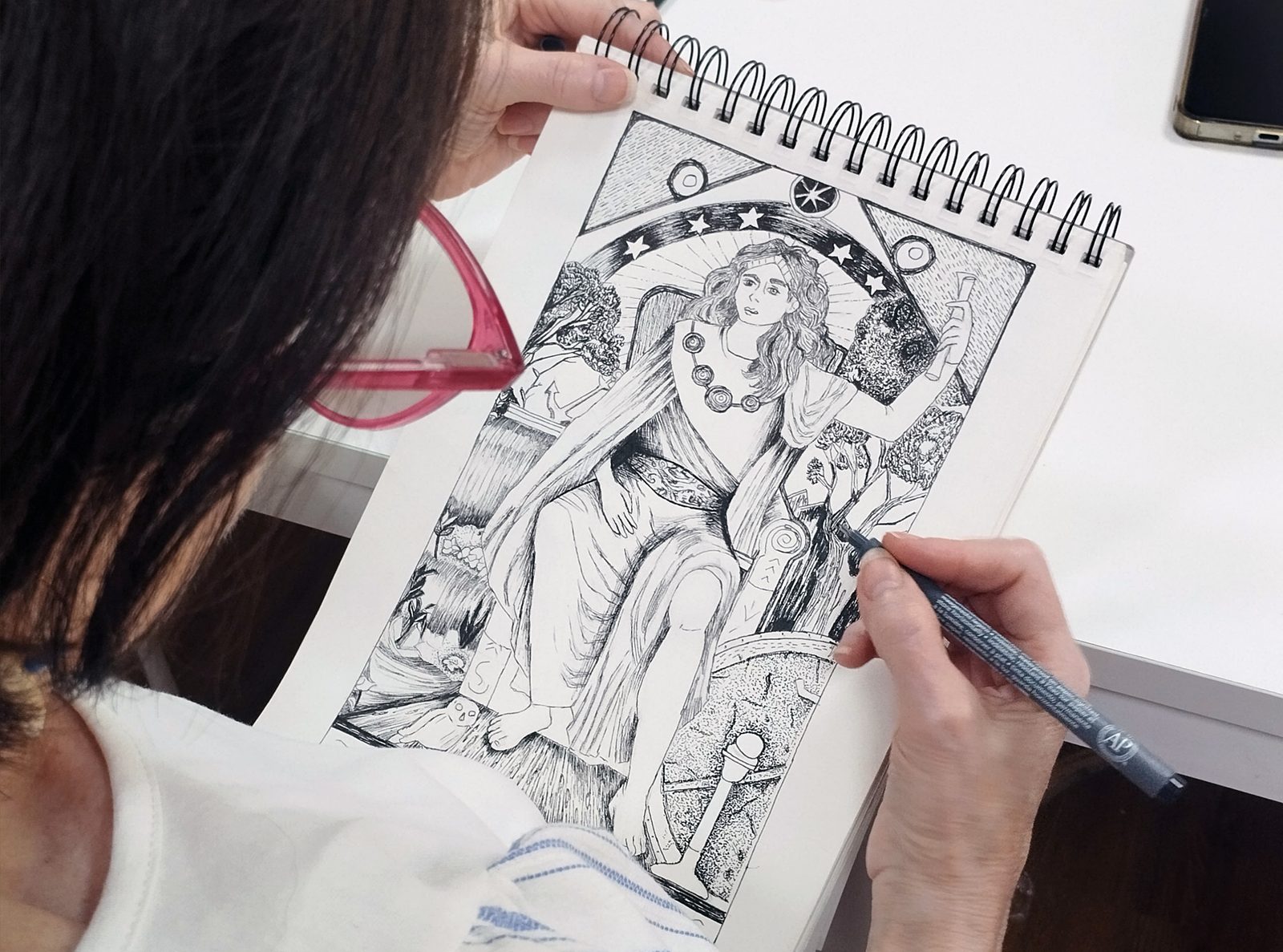 Alumna dibujando una ilustración a tinta en el estudio creativo de Ana Toribio en Sevilla Este